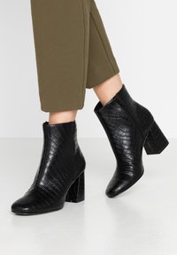 Monki Botines bajos - black
