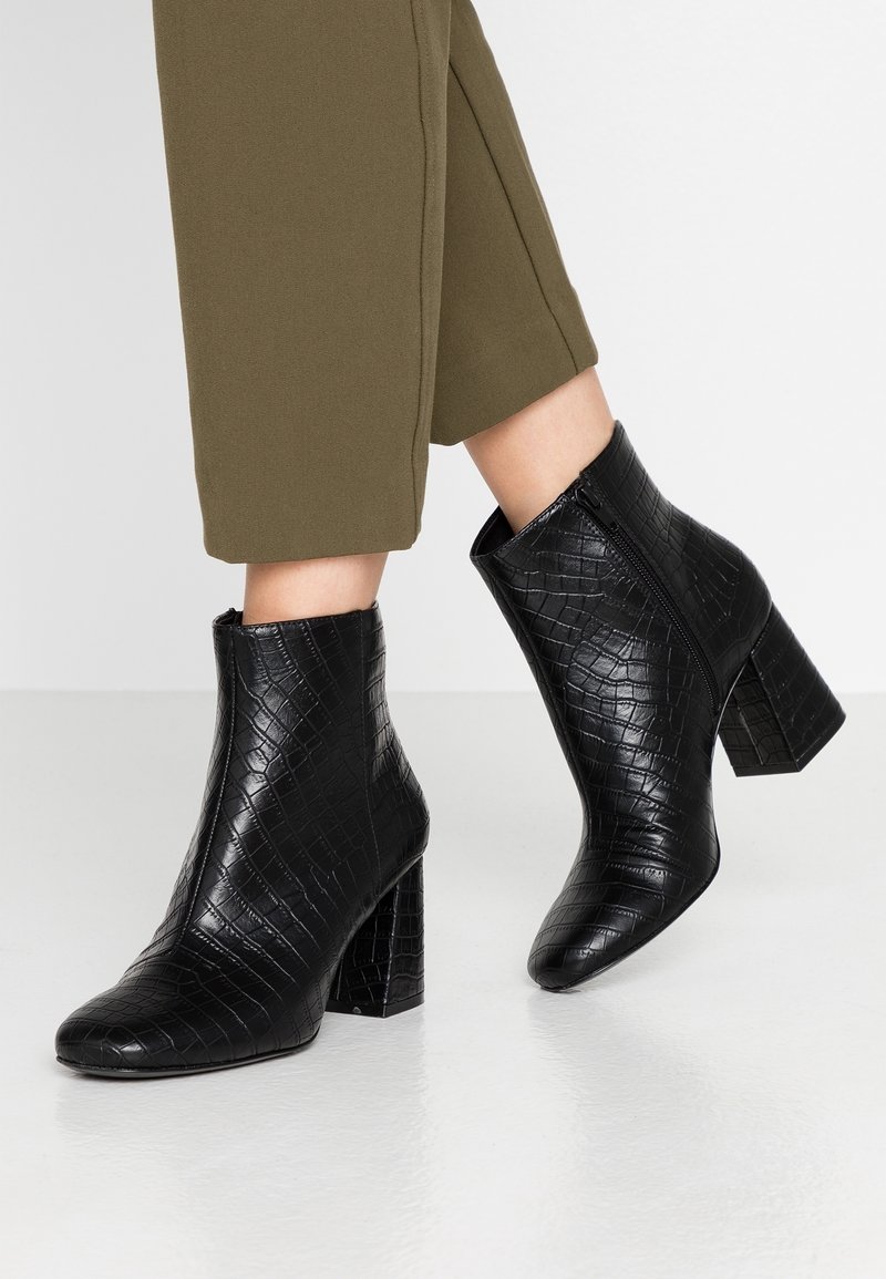 Monki Botines bajos - black