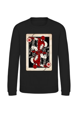 Sort sweatshirt med et spillekortdesign med to spejlede Spider-Man-figurer, der svinger net mod en bybaggrund.