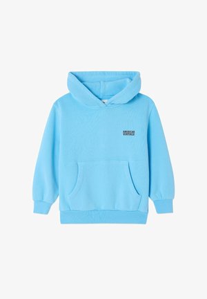 Svijetloplava majica s kapuljačom od mekanog materijala, s prednjim džepom, dugim rukavima i kapuljačom sa šnuricom. Logo "American Vintage" u crnoj boji.