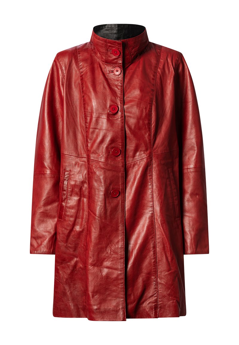 Roter Leder-Mantel mit rundem Kragen, vier vorderen Knöpfen und zwei seitlichen Taschen; verfügt über eine glatte Textur und eine taillierte Passform.