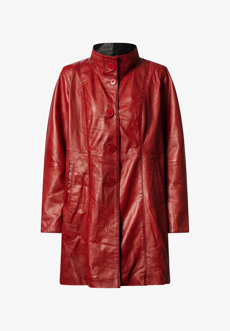 Roter Leder-Mantel mit rundem Kragen, vier vorderen Knöpfen und zwei seitlichen Taschen; verfügt über eine glatte Textur und eine taillierte Passform.