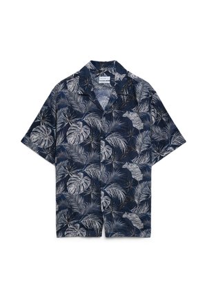 Chemise bleu marine à manches courtes boutonnée avec motifs de feuilles tropicales grises et blanches et col camp.