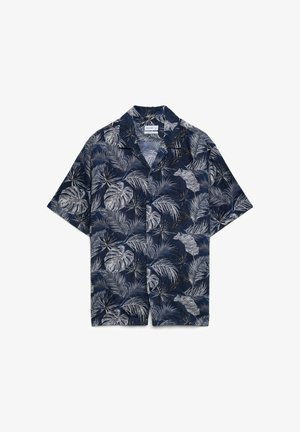 Chemise bleu marine à manches courtes boutonnée avec motifs de feuilles tropicales grises et blanches et col camp.