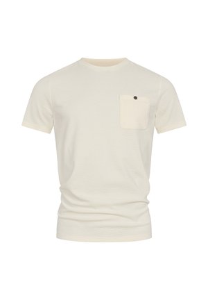 T-shirt texturé crème à manches courtes avec une poche poitrine ornée d'un petit bouton noir sur fond blanc.