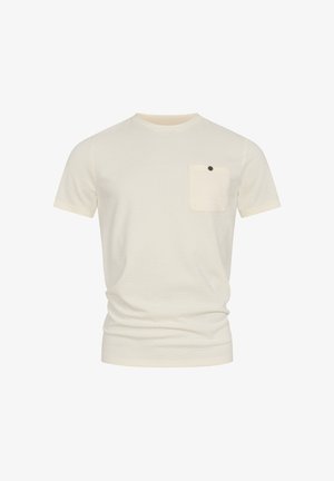T-shirt texturé crème à manches courtes avec une poche poitrine ornée d'un petit bouton noir sur fond blanc.