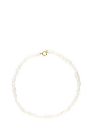 Collana di perle di conchiglia bianca con piccole perle irregolari e chiusura rotonda in oro su sfondo bianco.