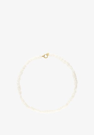 Weiße Muschelperlenkette mit kleinen unregelmäßigen Perlen und rundem goldfarbenem Verschluss auf weißem Hintergrund.