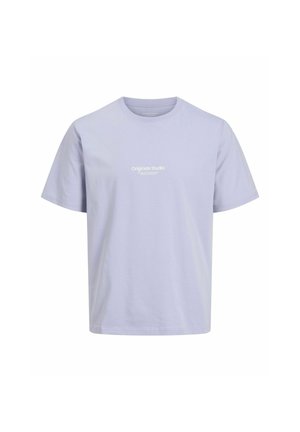Világoslila, rövid ujjú pamut póló, kerek nyakrésszel. A mellkason egy kis fehér "Originals Studio" logóval.