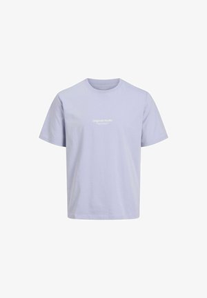 Világoslila, rövid ujjú pamut póló, kerek nyakrésszel. A mellkason egy kis fehér "Originals Studio" logóval.