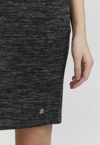 Oxmo OXBIRGA - Ozko oprijeto krilo - dark grey melange