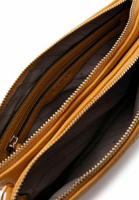 Portafoglio in pelle marrone chiaro con più scomparti, dettagli in oro nella cerniera e fodera interna trapuntata. Presenta un design interno organizzato.
