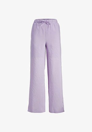 Jasnofioletowe szerokie spodnie z białymi pionowymi prążkami i ściągaczem w pasie.