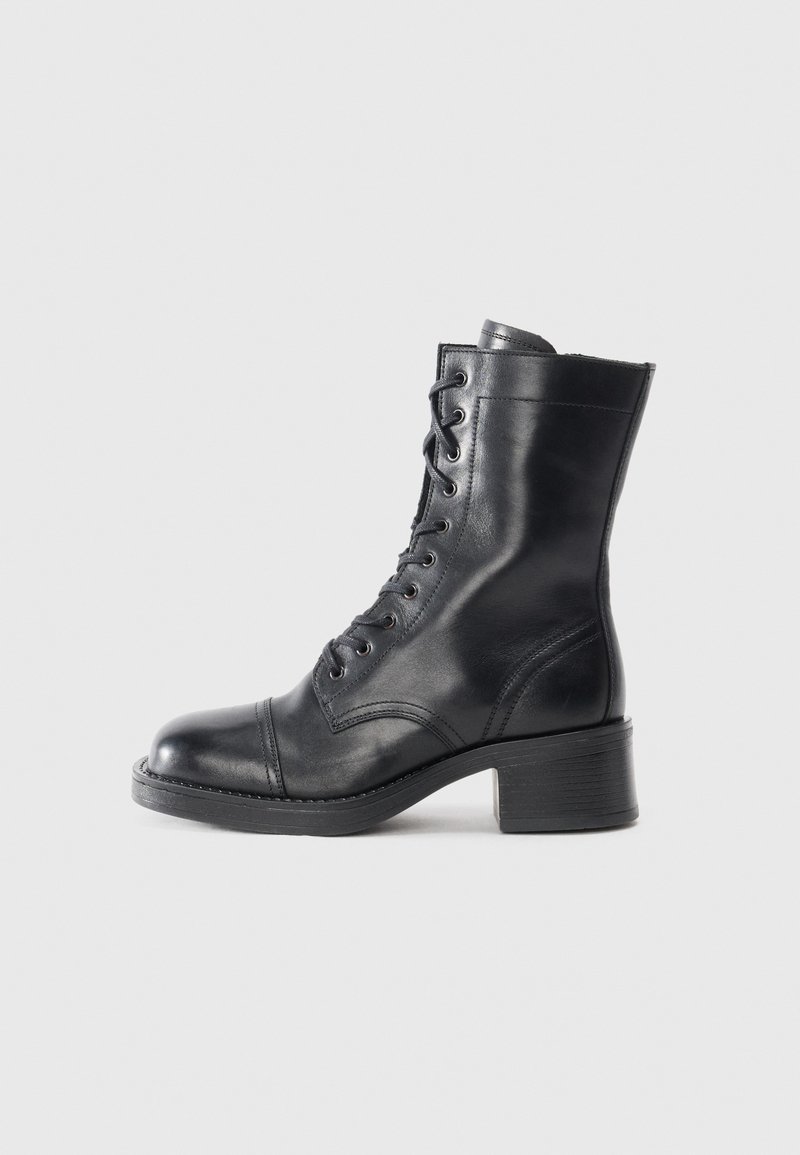 Schwarzer Leder-Stiefelette mit runder Spitze, Schnürverschluss und blockiertem Absatz. Verfügt über gesteppte Details und eine glatte Textur.