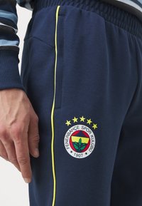 Puma FENERBAHCE ISTANBUL CASUALS PANTS - Klubové oblečení - club navy/speed yellow