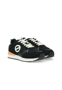 Sneaker nere con una combinazione di camoscio e rete, caratterizzate da lacci bianchi, un accento logo e una suola intermedia arancione. Suola in gomma con presa testurizzata.