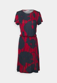 Robe à manches courtes en tissu doux, avec une base bleu marine ornée d'un motif floral rouge et une taille élastique pour une silhouette ajustée.