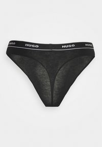 String noir en tissu doux. Présente une ceinture en contraste de couleur avec "HUGO" en lettres blanches. Design minimaliste et texture lisse.