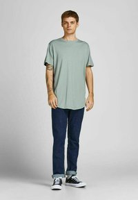 Jack & Jones JJENOA TEE CREW NECK - Lihtne T-särk - slate gray