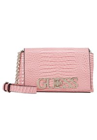 Rosa prægede håndtaske med krokodillemønster, sølv kædestrop og et fremtrædende sølv "GUESS" logo foran.