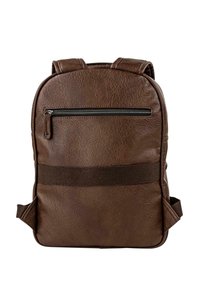 Mochila de cuero marrón con superficie texturizada, un bolsillo frontal con cremallera y correas ajustables. Forma rectangular con una banda horizontal marrón.