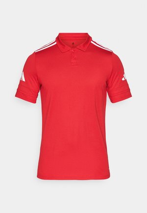 Rød polo skjorte laget av pustende stoff, med en to-knapps placket, korte ermer med hvite striper, og en logo detalj på ermet.