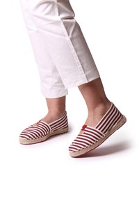 Espadrillas con righe rosse e bianche, con suola in juta; design slip-on; punta arrotondata; accent decorativo in tessuto vicino alla punta.