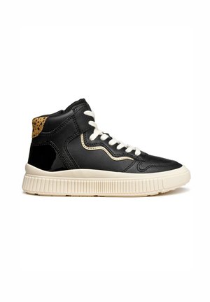 Schwarzer High-Top-Sneaker mit einer strukturierten schwarzen Lederoberfläche, cremefarbener Gummisohle, hellen Schnürsenkeln und einem gepunkteten braunen Akzent an der Ferse.
