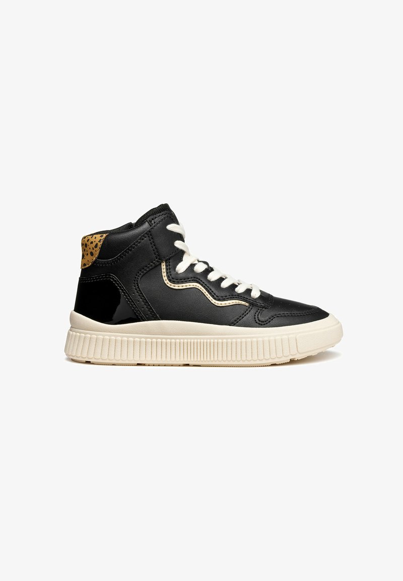 Sneaker alta nera con esterno in pelle nera testurizzata, suola in gomma crema, lacci chiari e un accento maculato marrone sul tallone.