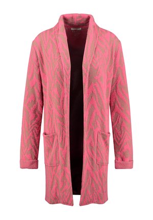 Zebra-patroon lange cardigan in roze en beige stof, met een open voorkant, lange mouwen en twee voorzakken. Zachte textuur overal.