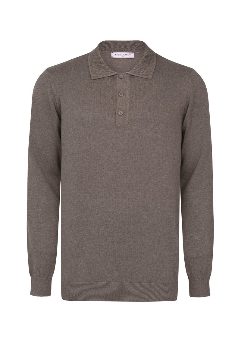 Camisa de polo de manga larga marrón hecha de una tela suave que cuenta con cuello tipo polo y tapeta de tres botones, con puños y dobladillo acanalados.
