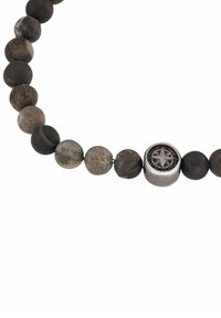 Bracciale con perline che presenta pietre tonde in tonalità di grigio e nero, con un centrale metallico contrassegnato da un design a stella.