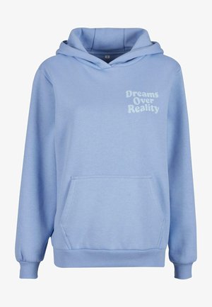 Sudadera azul claro hecha de un tejido suave, con un bolsillo canguro, puños y dobladillo acanalados, y con "Los sueños sobre la realidad" impreso en el frente.