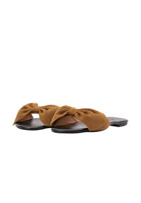 Le ciabatte in suede marrone presentano un grande fiocco sulla parte superiore, con una suola nera liscia. Design open toe con uno stile minimalista.