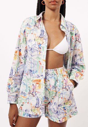Kleurrijk, geïllustreerd overhemd met lange mouwen en bijpassende shorts, vervaardigd van lichte stof en versierd met diverse stedelijke prints.