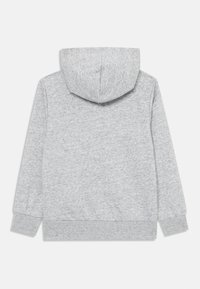 Felpa grigia con cappuccio realizzata in un morbido tessuto misto cotone. Presenta un design semplice con una vestibilità comoda, polsini e orlo a costine.