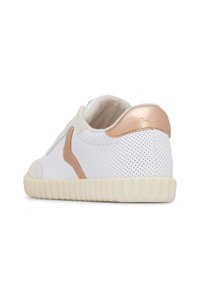 Sneaker bianche con superficie testurizzata, dettaglio in rosé dorato sul tallone e suola in gomma con scanalature per la presa. Design perforato per la traspirabilità.