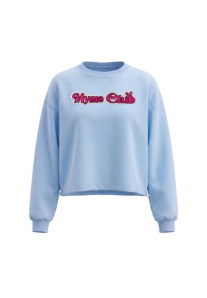 Felpa corta azzurro chiaro a maniche lunghe con polsini a coste e logo testuale rosa "Mymo Club" sul petto.