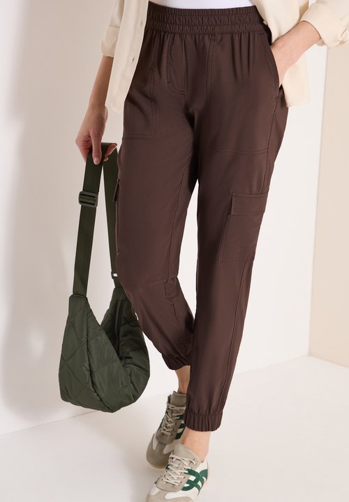 Pantaloni cargo donna 2023: la tendenza must have del momento