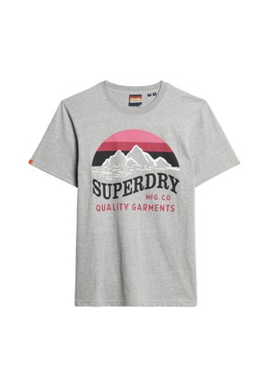 Grå bomulds T-shirt med korte ærmer, prydet med et grafisk design af bjerge og en solnedgang samt teksten "SUPERDRY MFG CO QUALITY GARMENTS."