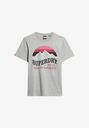Grijze katoenen t-shirt met korte mouwen, voorzien van een grafisch ontwerp van bergen en een zonsondergang, met de tekst "SUPERDRY MFG CO KWALITEIT KLEDING."