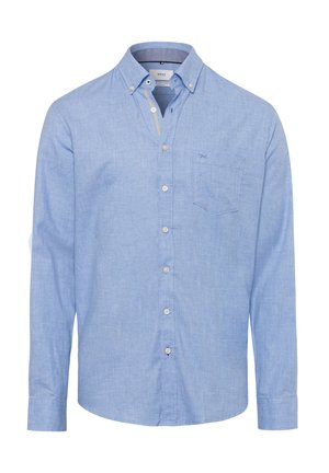 Chemise bleu clair à manches longues, boutonnée, avec col à boutons et poche poitrine, présentée de face sur fond blanc.