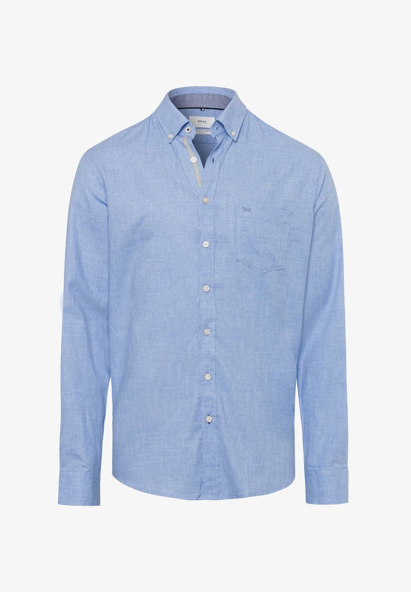 Chemise bleu clair à manches longues, boutonnée, avec col à boutons et poche poitrine, présentée de face sur fond blanc.