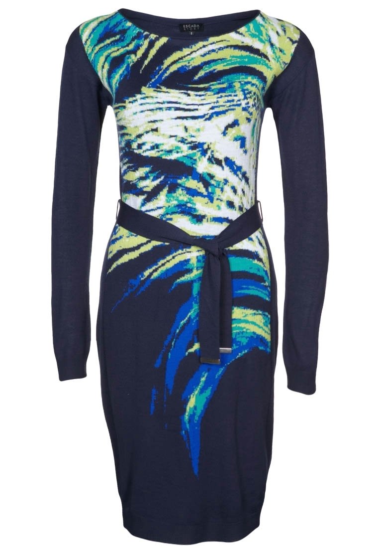 Robe en maille bleu marine à manches longues avec un motif abstrait bleu, vert et blanc, ceinture en tissu assortie nouée à la taille.