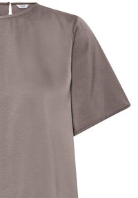 Robe taupe à manches courtes avec col rond et fermeture par boutons dans le dos, en tissu lisse et mat.