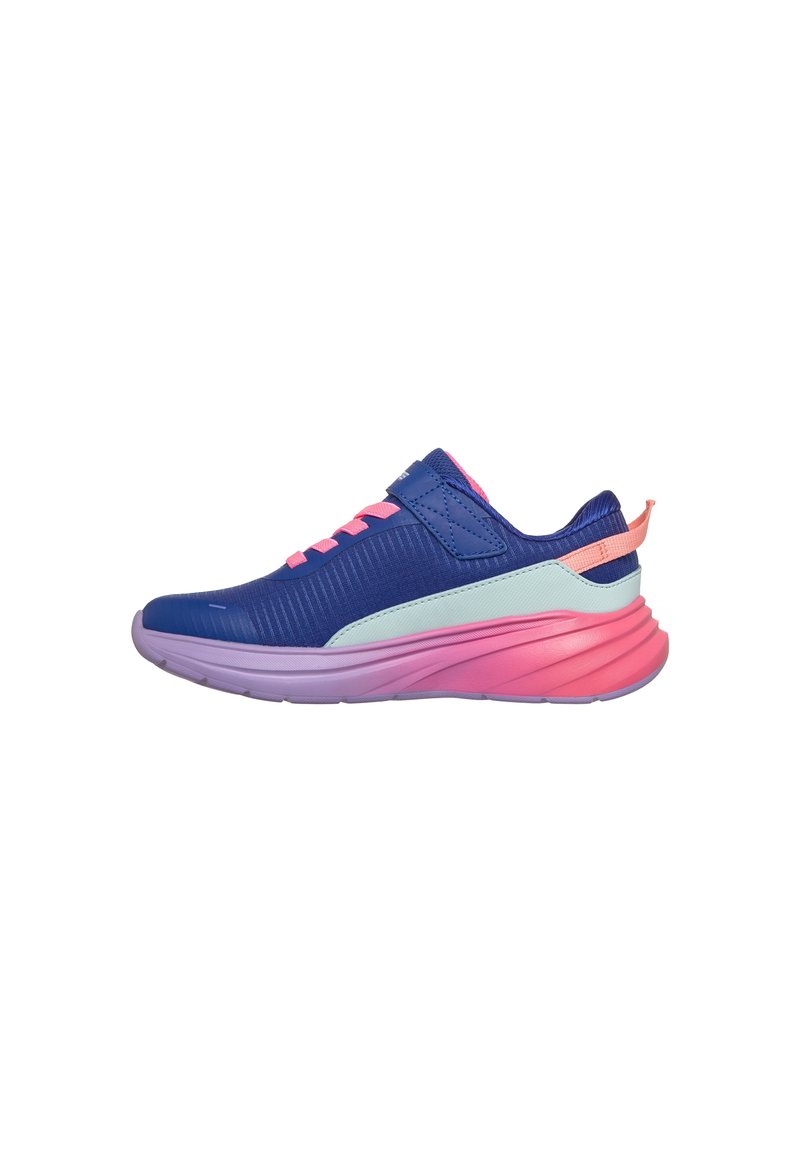 Zapatillas de correr con una parte superior sintética azul, acentos en rosa y una suela degradada en morado y rosa. Incluye cordones y una correa de gancho y bucle.