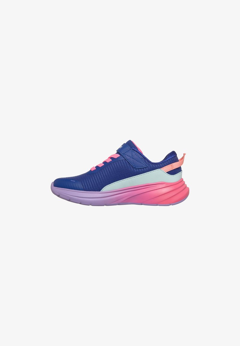 Zapatillas de correr con una parte superior sintética azul, acentos en rosa y una suela degradada en morado y rosa. Incluye cordones y una correa de gancho y bucle.