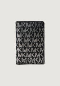 Portafoglio Michael Kors nero e argento con motivo a logo ripetuto MK e nome del marchio in argento sulla parte anteriore, su uno sfondo chiaro.