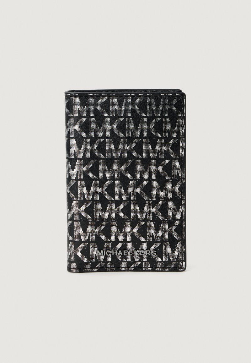 Portafoglio Michael Kors nero e argento con motivo a logo ripetuto MK e nome del marchio in argento sulla parte anteriore, su uno sfondo chiaro.
