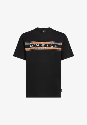 Camiseta de algodón negra con cuello redondo, que presenta una franja gráfica en naranja y gris a lo largo del pecho con el texto "O'NEILL".